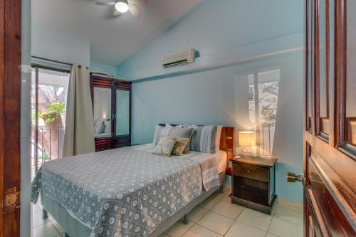 Schlafzimmer mit einem Bett und einem Fenster in der Unterkunft Aquamarine 4 in Guanacaste