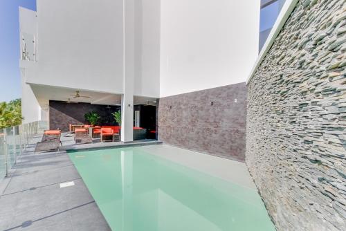 Hồ bơi trong/gần Sunset Blvd 402