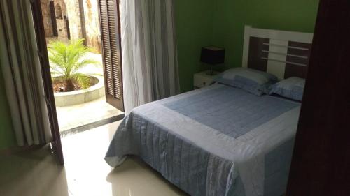 a bedroom with a bed and a window at Meu Paraíso! in Boracéia