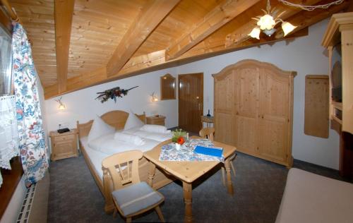 Postel nebo postele na pokoji v ubytování Haus Romantika