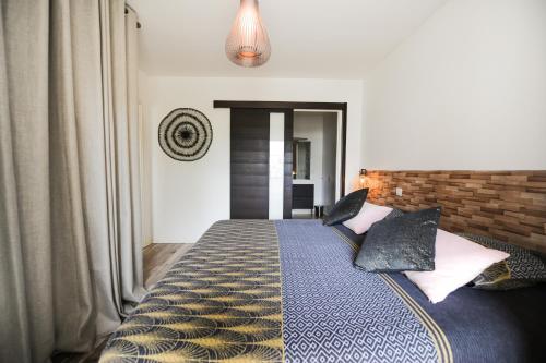 une chambre avec un lit avec des oreillers dessus dans l'établissement Disneyland Dream 1 - Charmant Appartement 4/5 pax, à Serris