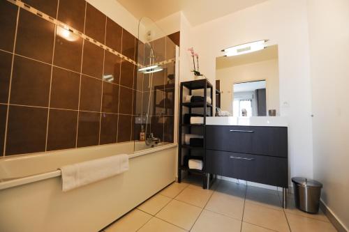 une salle de bain avec une douche, un lavabo et un miroir dans l'établissement Disneyland Dream 1 - Charmant Appartement 4/5 pax, à Serris