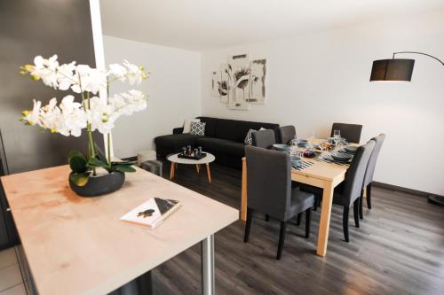 un salon avec une table et un canapé dans l'établissement Disneyland Dream 2 - Charmant Appartement 8 pax, à Serris