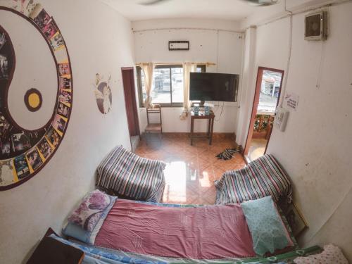 a living room with a couch and a tv at Pan's Place in Vang Vieng