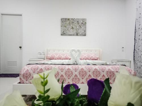 En eller flere senge i et værelse på SunSea Resort