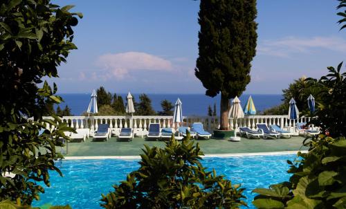 Het zwembad bij of vlak bij Corfu Andromaches Holiday Apartments