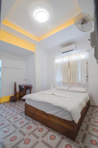 a bedroom with a large bed in a room at Pan's Place in Vang Vieng