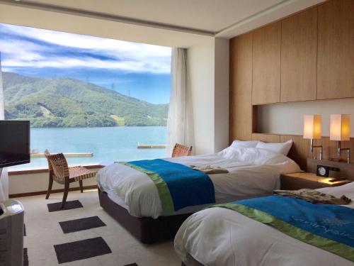 ein Hotelzimmer mit 2 Betten und einem großen Fenster in der Unterkunft Uminpia in Oi