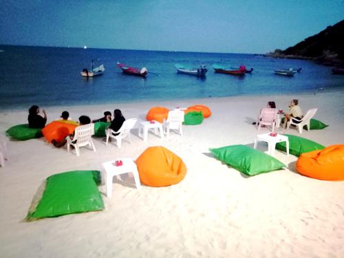 a beach filled with lots of colorful umbrellas at Paradise Bungalows in Haad Rin