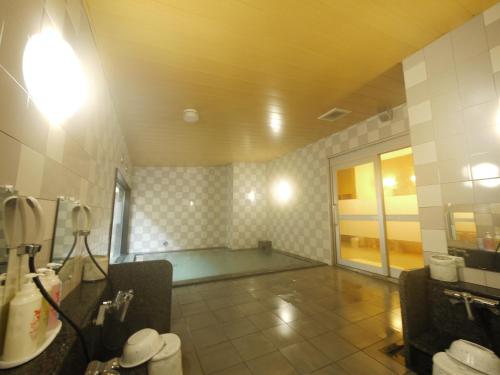 bagno con piscina al centro della stanza di Hotel Route-Inn Chiryu -Kokudou 1 Gou- a Chiryu