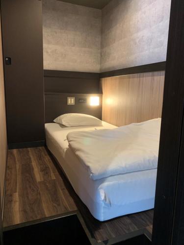 Ένα ή περισσότερα κρεβάτια σε δωμάτιο στο Hotel Capsule Inn Shizuoka