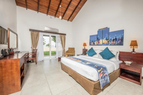 Postel nebo postele na pokoji v ubytování Amethyst Resort Passikudah