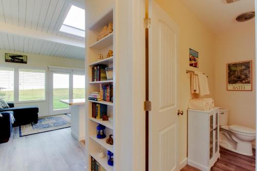 ein Badezimmer mit einem WC und einem Bücherregal in der Unterkunft Surfside | Suite on the Sea in Gearhart