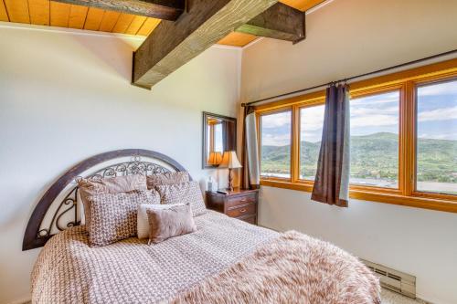 sypialnia z dużym łóżkiem i oknami w obiekcie Emerald Views at the West w mieście Steamboat Springs