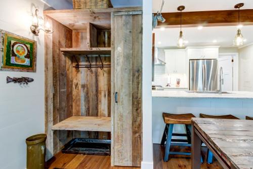 une cuisine et une salle à manger avec un mur en bois récupéré dans l'établissement Dollar Meadows 1372, à Sun Valley
