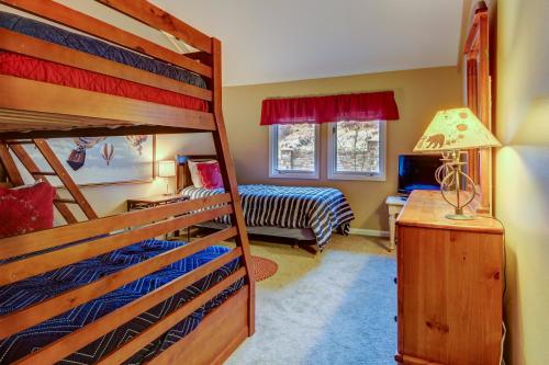 Postel nebo postele na pokoji v ubytování Canyon Racquet Club A-2
