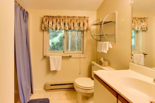 La salle de bains est pourvue de toilettes, d'un lavabo et d'une fenêtre. dans l'établissement Valley View: Forest Edge 189, à Dover