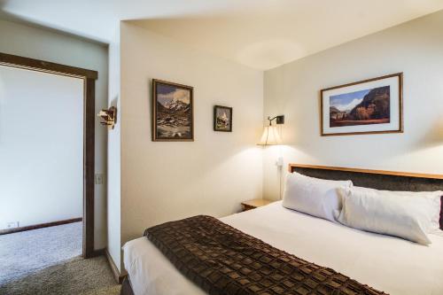Llit o llits en una habitació de Northstar Ski Trails