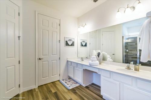 Ванная комната в 5 Bedroom 5 Bathroom Solterra Resort Luxury Villa Villa