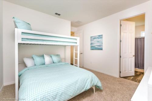 Двухъярусная кровать или двухъярусные кровати в номере 5 Bedroom 5 Bathroom Solterra Resort Luxury Villa Villa