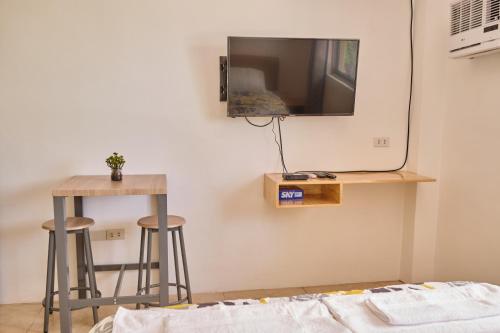 Телевизор и/или развлекательный центр в Hidden Hill Hotel