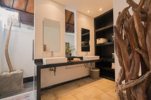 ein Badezimmer mit zwei Waschbecken und einem Spiegel in der Unterkunft Seminyak Villa in Seminyak