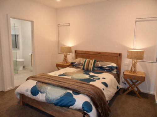 Ένα ή περισσότερα κρεβάτια σε δωμάτιο στο WHITE SHELLS HOLIDAY RENTAL
