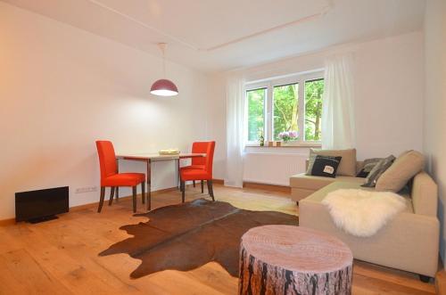 ein Wohnzimmer mit einem Sofa und einem Tisch in der Unterkunft Ringpark-Ferien in Würzburg