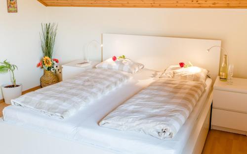 een wit bed met 2 kussens erop bij Ferienhaus Mountain View in Spital am Pyhrn