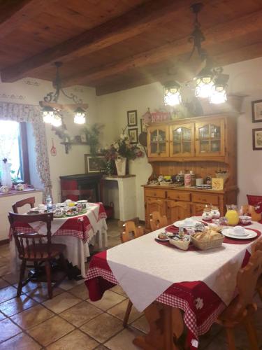 Country House Lokev في Lokev: مطبخ مع طاولتين عليها طعام