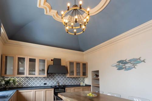 Η κουζίνα ή μικρή κουζίνα στο Villa Castravalva by Rent All Como