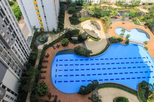Πισίνα στο ή κοντά στο 2BR with Sofa Bed at Springlake Summarecon Apartment By Travelio