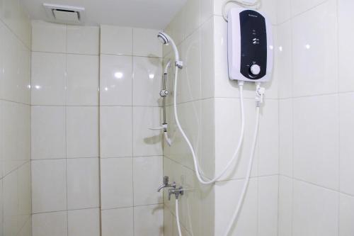 Ένα μπάνιο στο 2BR with Sofa Bed at Springlake Summarecon Apartment By Travelio