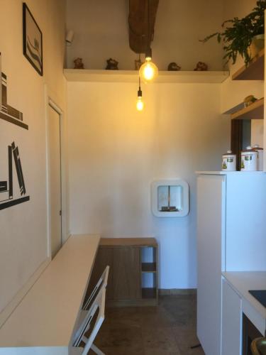 una cucina con bancone e frigorifero di LA DOGANA a Siena