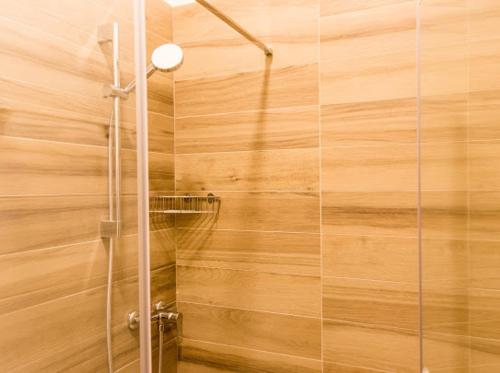una ducha con puerta de cristal en un baño en Rirooms, en Rijeka