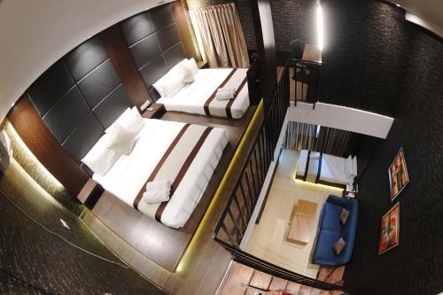 スクダイにあるHere Hotelのベッド2台が備わる客室で、ホテルのオーバーヘッドビューを望めます。