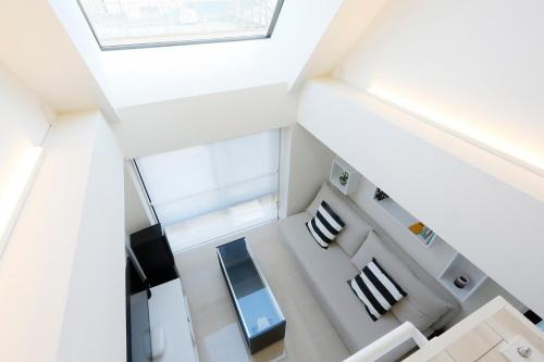 an overhead view of a living room with a skylight at La Krasse Sumida in Tokyo