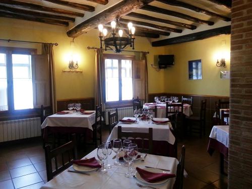 Reštaurácia alebo iné gastronomické zariadenie v ubytovaní Casa Rural San Millán