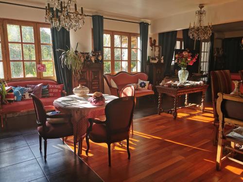 a dining room with a table and chairs at Hotel bar b'rock in Saint-Martin-sous-Vigouroux