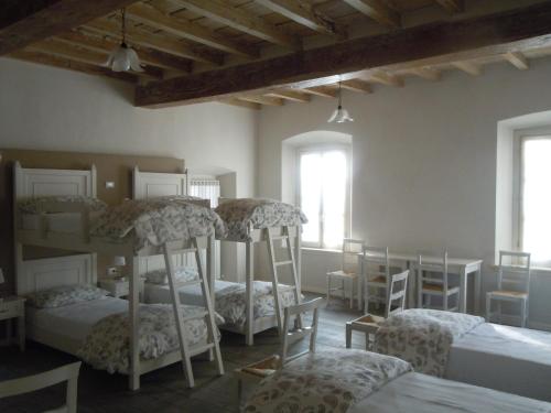 Tempat tidur susun dalam kamar di Ostello La Canonica