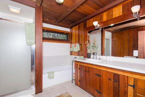 uma casa de banho com uma banheira, um lavatório e um chuveiro em Serenity Russian Gulch em Mendocino
