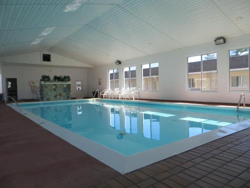 Swimmingpoolen hos eller tæt på Waterfront Inn Mackinaw City