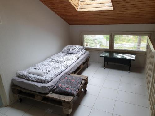 - une petite chambre avec un lit et une fenêtre dans l'établissement Talvitaival Apartments, à Varkaus