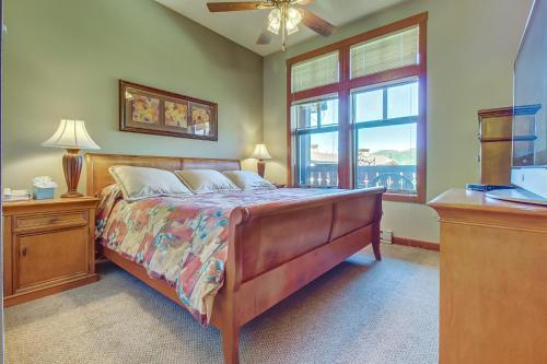 Un dormitorio con una cama grande y una ventana en Eagle Springs East 402: Buffaloberry Suite, en Solitude