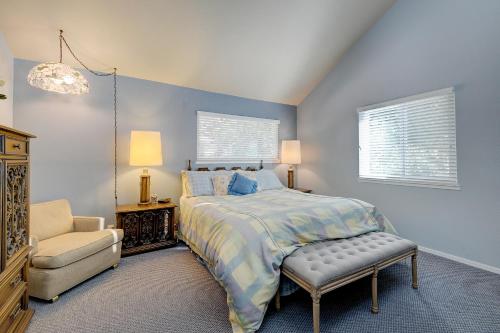 - une chambre avec un lit, une chaise et deux fenêtres dans l'établissement Pine Hideaway (01/247), à Groveland