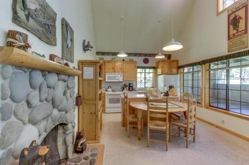 Circle 4 Ranch 31 | Discover Sunriver – Photos 4