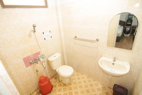 y baño con aseo y lavamanos. en Grand Ciwareng Inn Hotel and Resort, en Pasarsenen