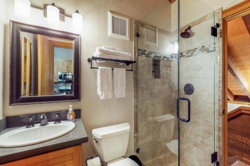 La salle de bains est pourvue de toilettes, d'un lavabo et d'une douche. dans l'établissement Indian Hills Hideaway, à Ponderosa Fairway Estates
