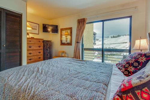 Un pat sau paturi într-o cameră la Slopeside Paradise at Axtel
