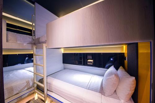 Dos literas en una habitación pequeña en CUBE Family Boutique Capsule Hotel at Chinatown, en Singapur
